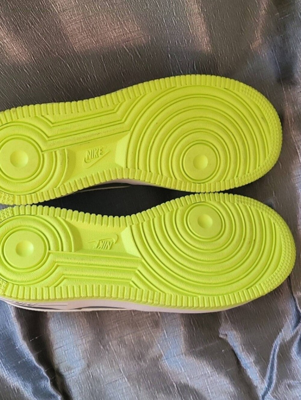 Nike Air Force 1 Low GS Metallic Silver Volt Women's Size 7 (5.5 Y) - Picture 6 of 9